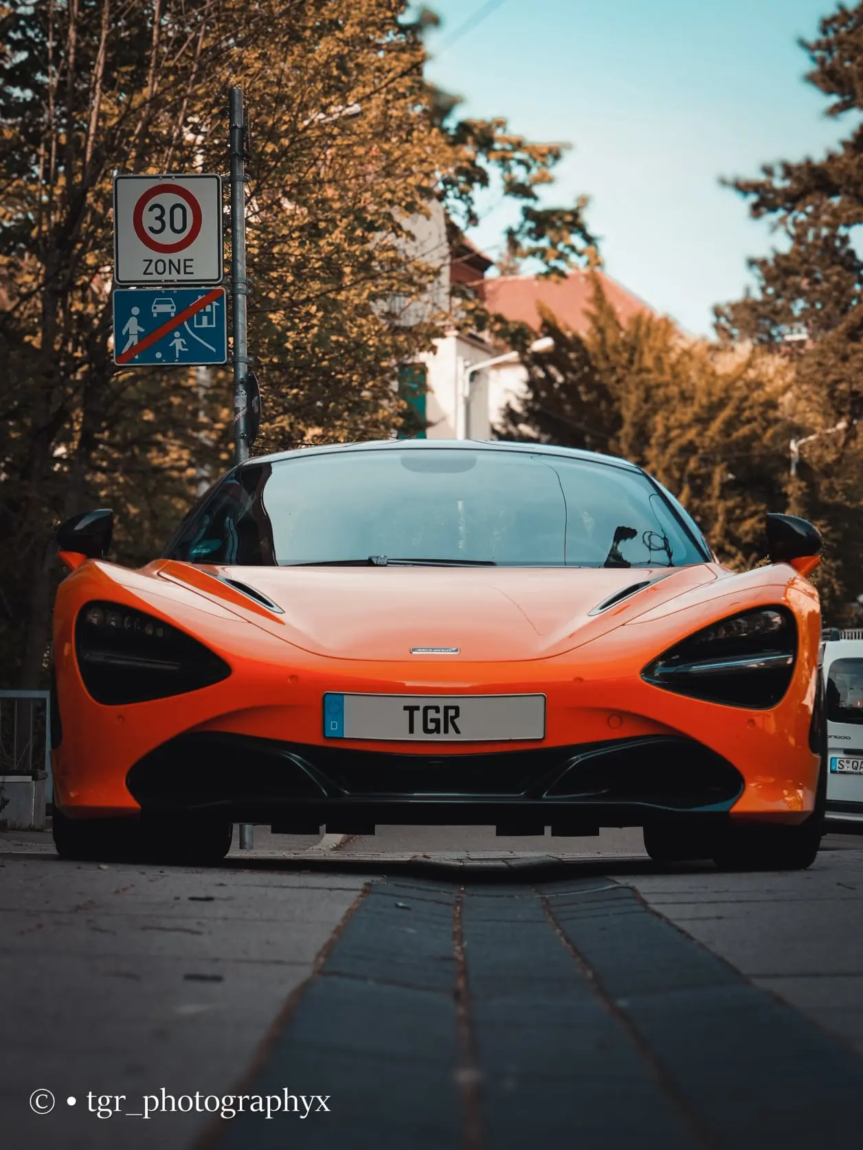 Frontansicht eines orangen McLaren 720S